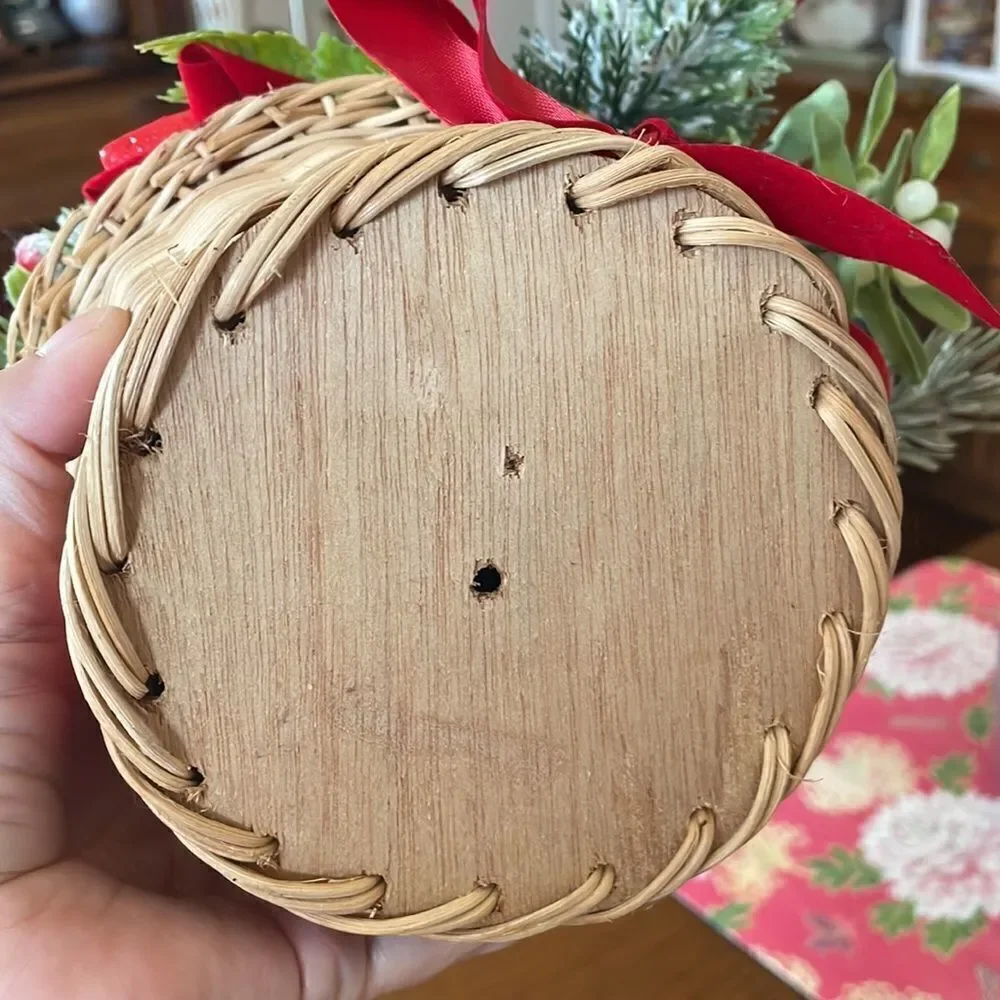 Vtg Christmas basket filled with greenery‎